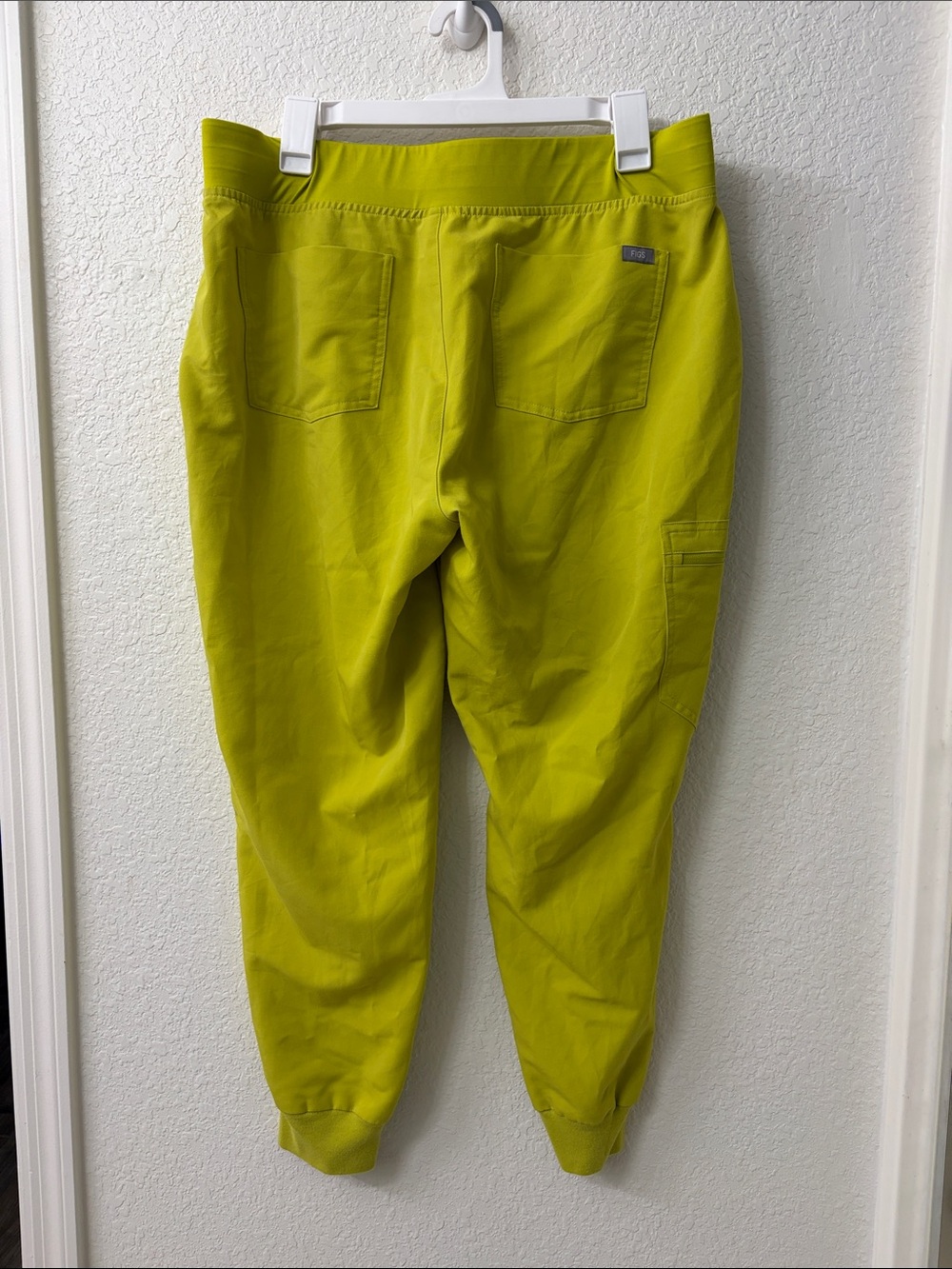 FIGS Zamora Jogger in Limeade - Picture 3 of 5